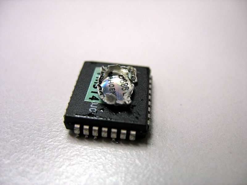 File:Rom chip desoldered front.jpg