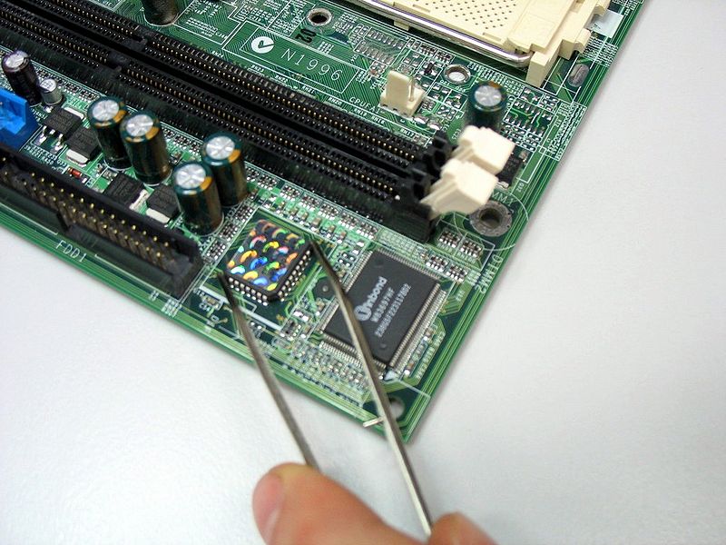 File:Holding dragging the chip with tweezers.jpg